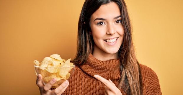 Chips gehören zum Filmabend einfach dazu | Credit: iStock.com/AaronAmat