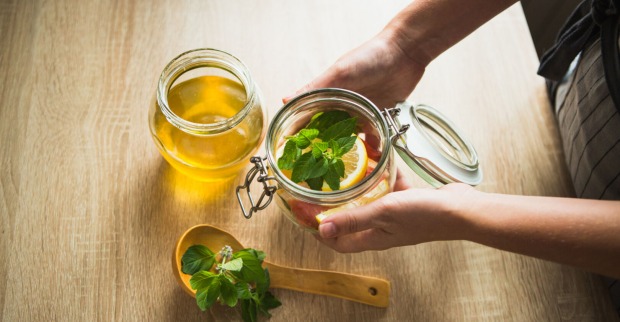 Melissentee trinken und chillen | Credit: iStock.com/Scharfsinn86