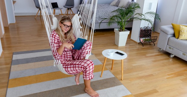 Frau entspannt beim Buchlesen | Credit: iStock.com/Andrej Filipovic