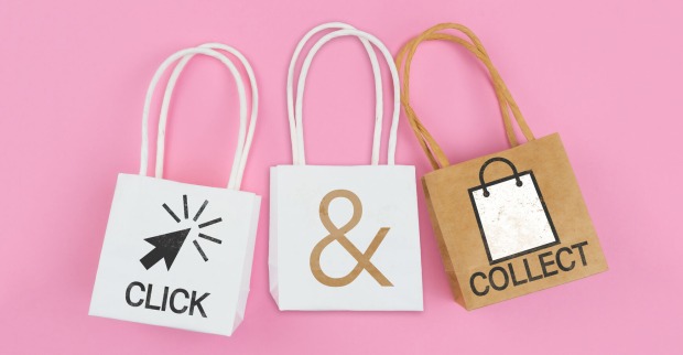 Taschen auf rosa Hintergrund