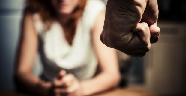 16 Tage gegen Gewalt an Frauen | Credit: iStock.com/lolostock