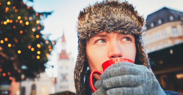 Mann trinkt Glühwein