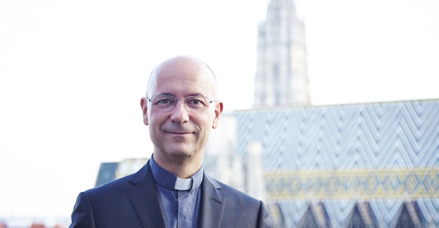 Dompfarrer Toni Faber vor dem Stephansdom