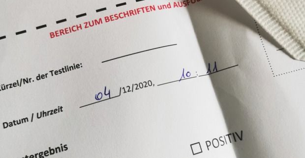 Eine Bescheinigung mit dem Testergebnis Negativ