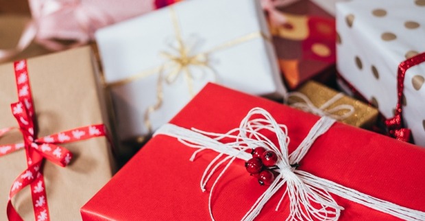 mehrere schön verpackte Geschenke auf einem Haufen