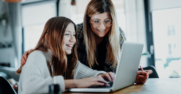 Schülerin und Mutter auf der Suche nach der richtigen Schule | Credit: iStock.com/Manuel Tauber-Romieri