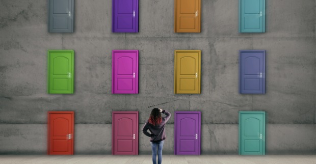 Welche Tür führt zu erfolgreicher Ausbildung &amp; Karriere? | Credit: iStock.com/ALLVISIONN