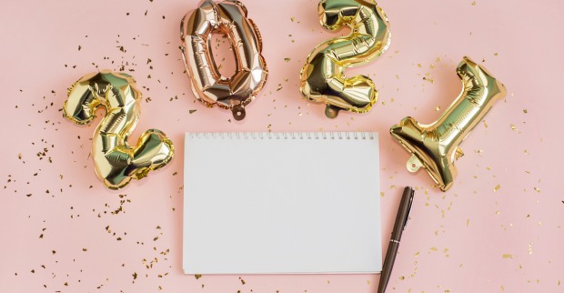 Tisch mit Silvesterdekoration sowie Block und Kugelschreiber