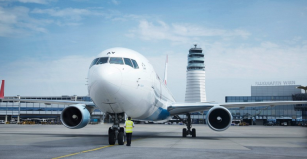 Passagierflugzeug auf dem Rollfeld, Flughafen Wien