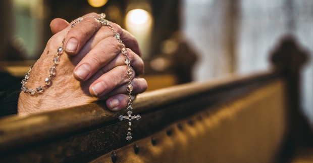 Hände zum Gebet gefaltet mit Rosenkranz | Credit: istock.com/jarino47