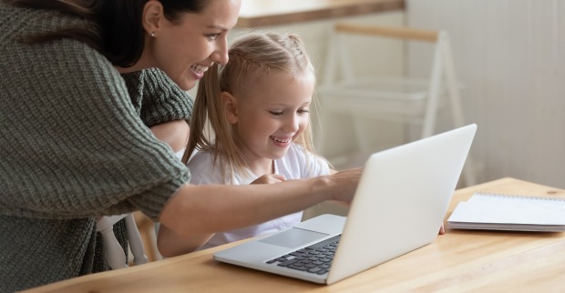 Mutter und Tochter mit Laptop | Credit: iStock.com/fizkes