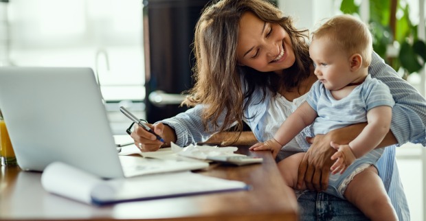 Mutter und Baby vor dem Laptop | Credit: iStock.com/Drazen Zigic
