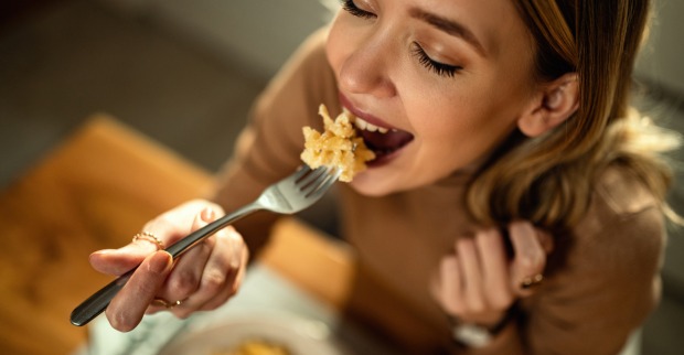 Frau genießt ihr Essen | Credit: iStock.com/Drazen Zigic