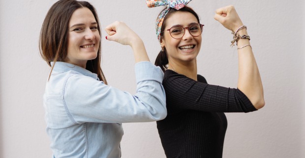 Zwei starke Frauen | Credit: iStock.com/burakkarademir