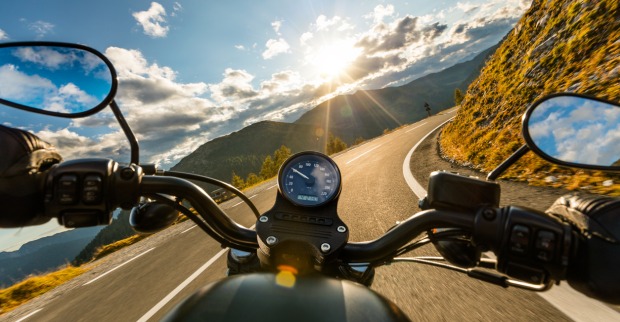 Motorrad auf kurviger Bergstraße | Credit: iStock.com/Kesu01