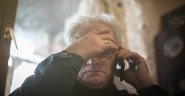 Ein Senior am Telefon | Credit: iStock.com/EllenaZ