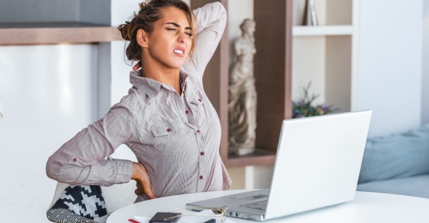 Frau mit Rückenschmerzen | Credit: iStock.com/stefanamer