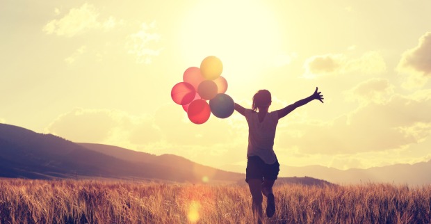 Frau mit Luftballonen | Credit: iStock.com/lzf