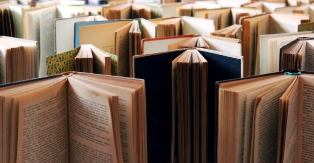 Unzählige halboffene und aufgestellte Bücher