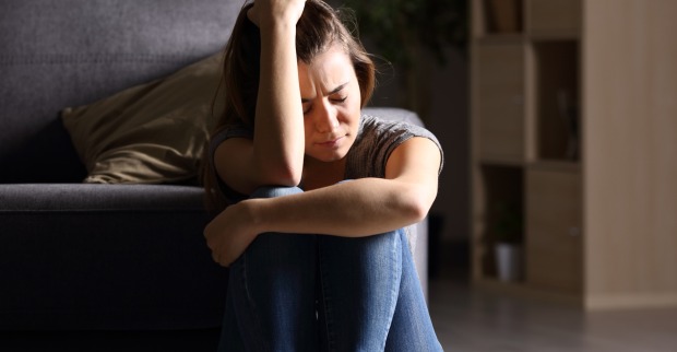 Eine junge Frau trauert | Credit: iStock.com/AntonioGuillem