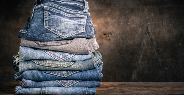 Je nach Waschung und Schnitt lassen sich Jeans vielfältig kombinieren | Credit: iStock.com/skynetphoto