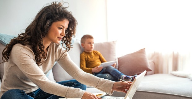 Mütter im Homeoffice - ein tatsächlicher Vorteil? | Credit: iStock.com/dragana991