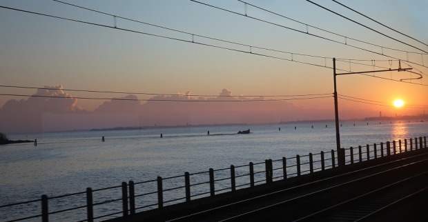 Sonnenaufgang in Venedig vom Zug aus | Credit: iStock.com/ChiccoDodiFC