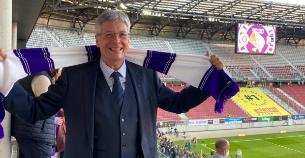 LH Peter Kaiser feiert auf der Tribüne des Wörtherseestadions