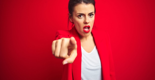 Ein Frau schimpft und zeigt mit dem Finger