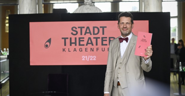 Stadttheater-Intendant Aron Stiehl präsentiert elegant gekleidet das neue Programm seines Hauses auf einer Pressekonferenz