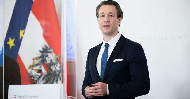 Finanzminister Blümel am Rednerpult bei einer Pressekonferenz