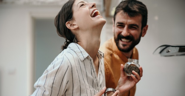Gemeinsamer Kochspaß mit Kräutern | Credit: iStock.com/Studio4