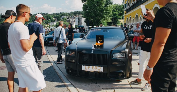 Diamantenbesetzte Kühlerfigur am Rolls Royce