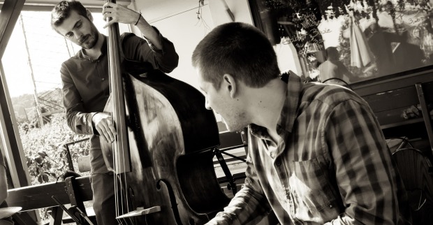 Zwei Musiker mit Kontrabass und Keyboard