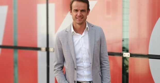WKK-Bezirksstellenleiter Markus Polka vor dem Wirtschaftskammer-Schriftzug