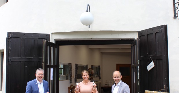 Bürgermeister Martin Kulmer und Bezirksvorsitzender Martin Figge gratulieren Katja Edlinger zur erfolgreichen Unternehmensgründung