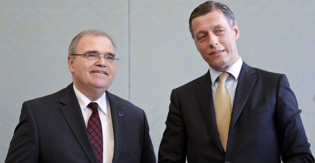 Ex-Justizminister Wolfgang Brandstetter steht neben dem suspendierten Sektionsleiter Christian Pilnacek. Beide tragen einen dunklen Anzug und Krawatte.