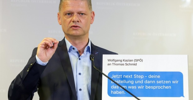 Hanger hält den Ausdruck einer WhatsApp-Nachricht in die Kamer
