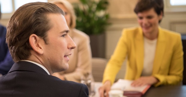 Sebastian Kurz von hinten im Profi. Pamela Rendi-Wagner sitzt mit ihm am Tisch. Sie ist im Hintergrund und unscharf.