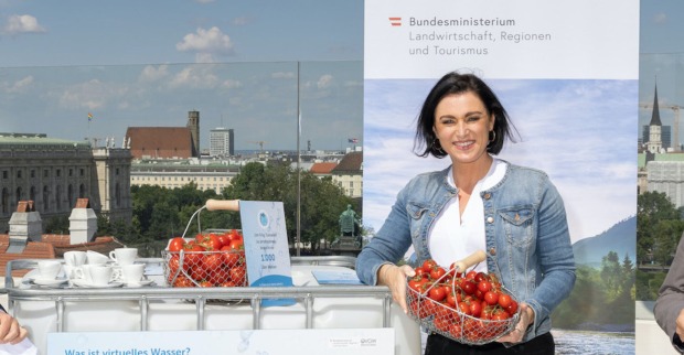 Elisabeth Köstinger mit zwei Körben voller Tomaten