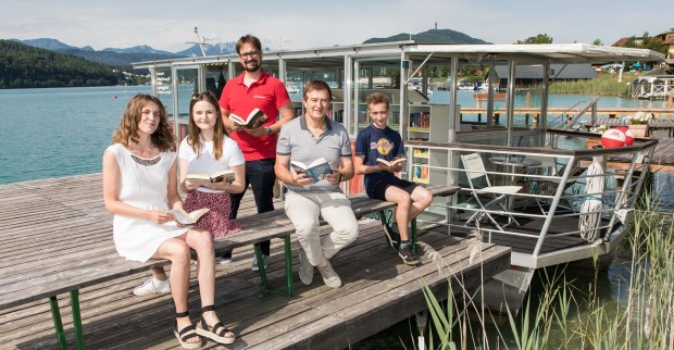 Lesende Personen vor dem AK-Bücherboot