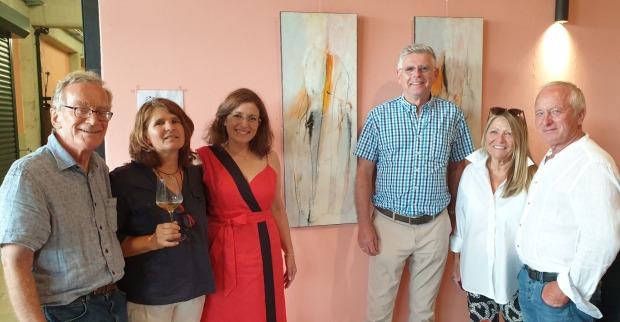 Besucher der Vernissage vor Werken von Margot Trenz
