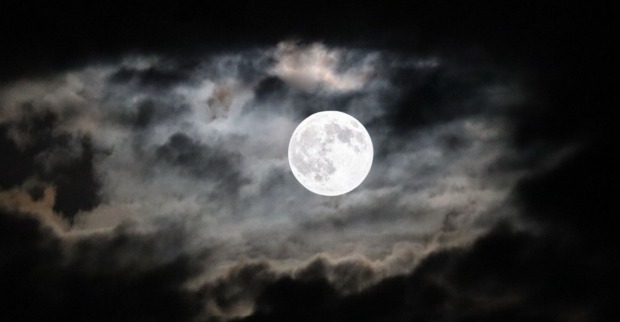 Vollmond mit Wolken