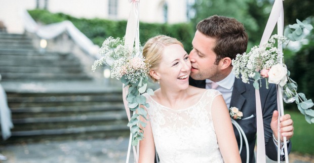 Hochzeitspaar vorm Schloss Maria Loretto
