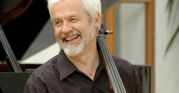 Milos Mlejnik lachend am Violoncello