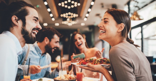 Essen in geselliger Runde | Credit: iStock.com/djiledesign