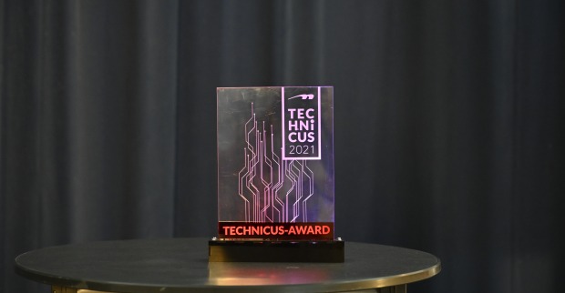 Technicus Award vor dunklem Hintergrund