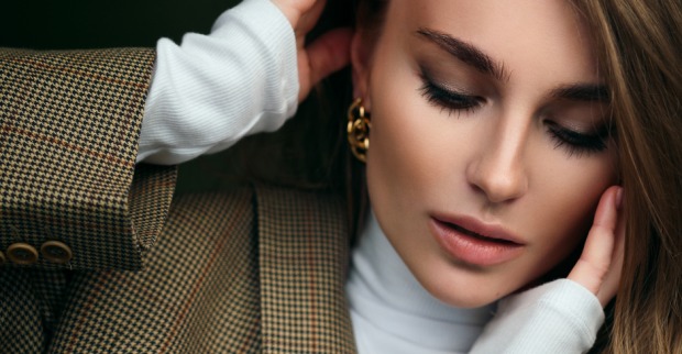 Frau in kleinkariertem Blazer | Credit: iStock.com/Mikhail Spaskov