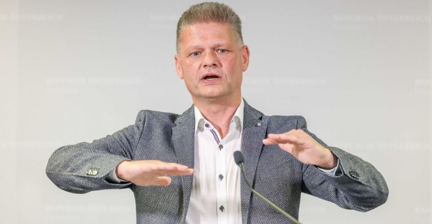 Andreas Hanger steht vor einem Rednerpult, spricht und gestikuliert