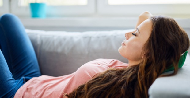 Frau ruht sich bei einem Mittagsschlaf aus | Credit: iStock.com/BartekSzewczyk